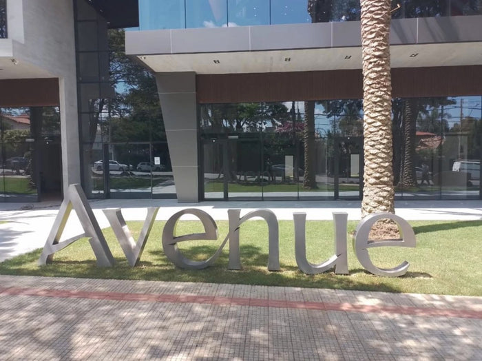 Avenue: Letreiro montado em aço inox 304 com escovado fino, instalado na área externa.