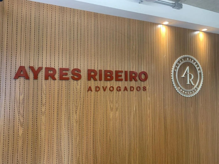 Ayres Ribeiro Advogados: Letreiro em alto relevo de acrílico pintado em vinho e branco.