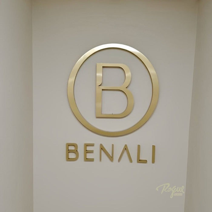 Benali: Logomarca em latão dourado para ambiente interno.