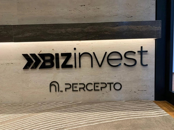 Biz Invest: Letreiro em alto relevo de acrílico preto, cortado a laser.