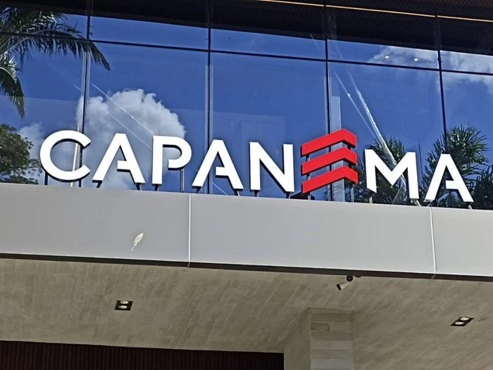 Capanema: Letreiro de fachada em aço galvanizado, com face em acrílico translúcido e LED interno.