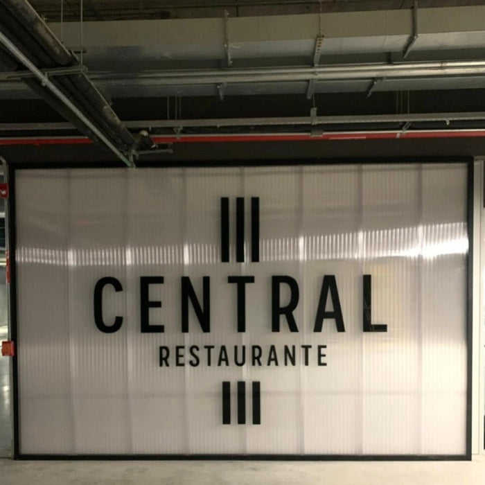 Central Restaurante: Letreiro em acrílico preto 10 mm.