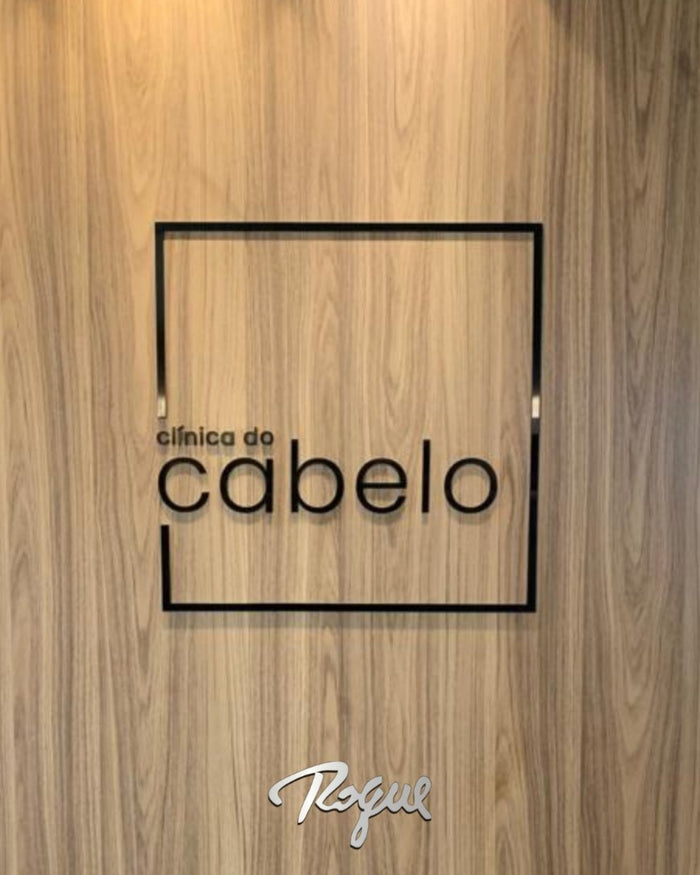 Clínica do Cabelo: Logomarca em alto relevo de acrílico preto 5 mm.