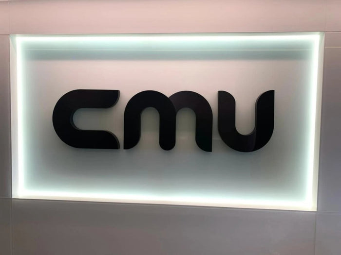 CMU: Letreiro em aço galvanizado em nicho iluminado.