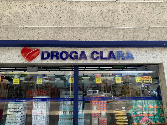 Droga Clara: Letras montadas com face em acrílico e iluminação interna em LED.