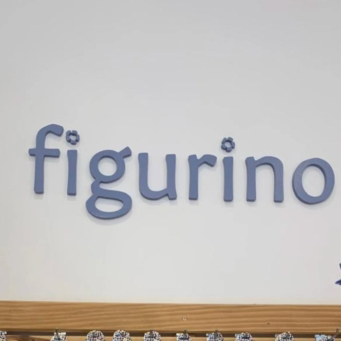 Figurino: Letreiro em acrílico 10 mm na cor da marca.