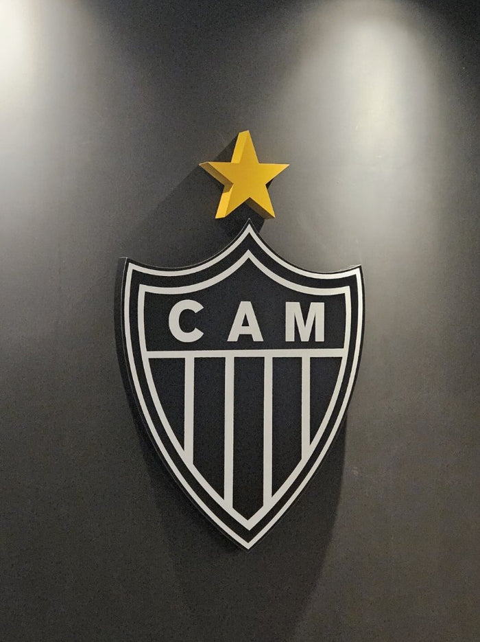 Clube Atlético Mineiro: Brasão para a diretoria da Arena MRV: relevo com recorte a laser, face metálica e fixação oculta.
