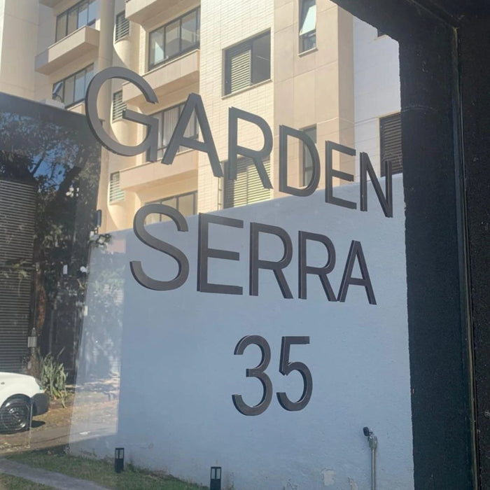 Garden Serra: Identificação predial em lâmina de inox.