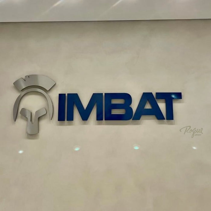 Imbat: Símbolo em inox escovado com letras em alto relevo pintadas.