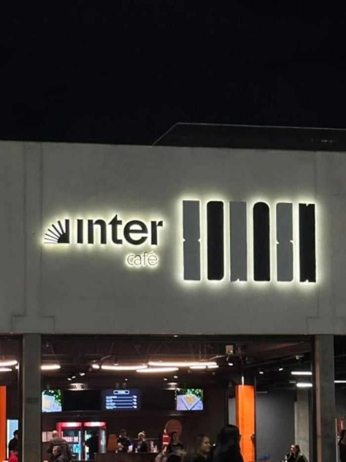 Inter Café: Letreiro em aço galvanizado com iluminação em efeito sanca.