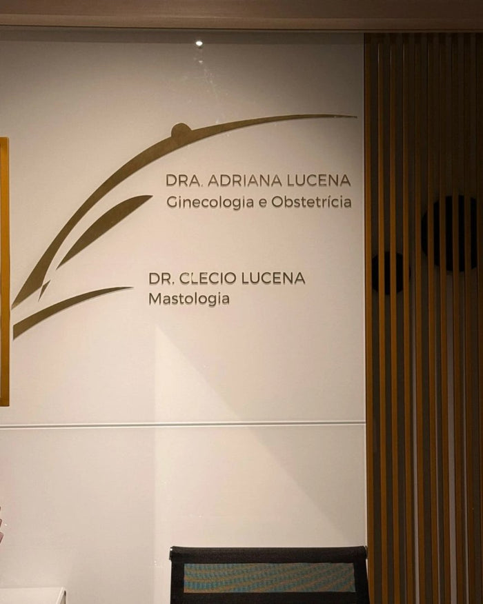 Dra. Adriana Lucena e Dr. Clecio Lucena: Marca e nomes em lâmina de latão dourado.