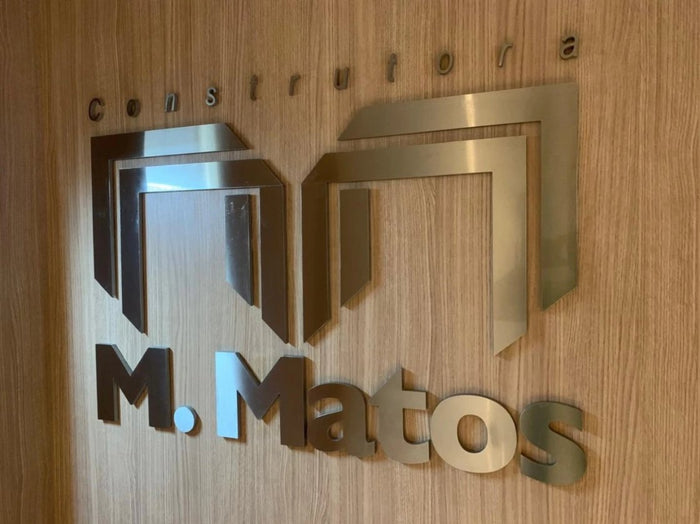 Construtora M. Matos: Logomarca em alto relevo de acrílico com face em aço inox.