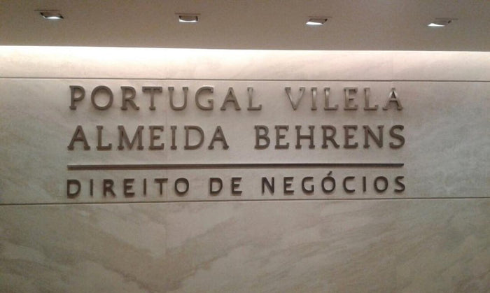 Portugal Vilela Almeida Behrens: Logomarca em letra caixa de aço inox com escovado fino.
