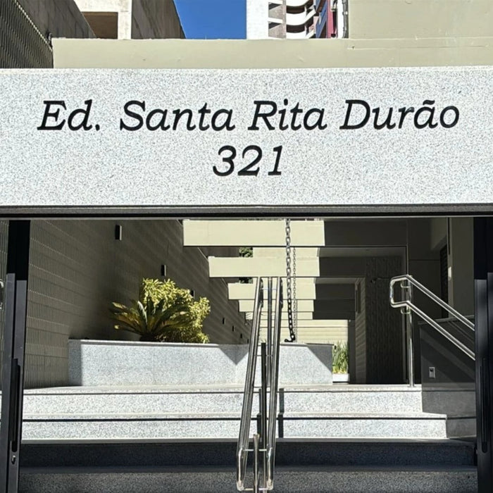 Ed. Santa Rita Durão: Identificação predial em acrílico preto 10 mm.