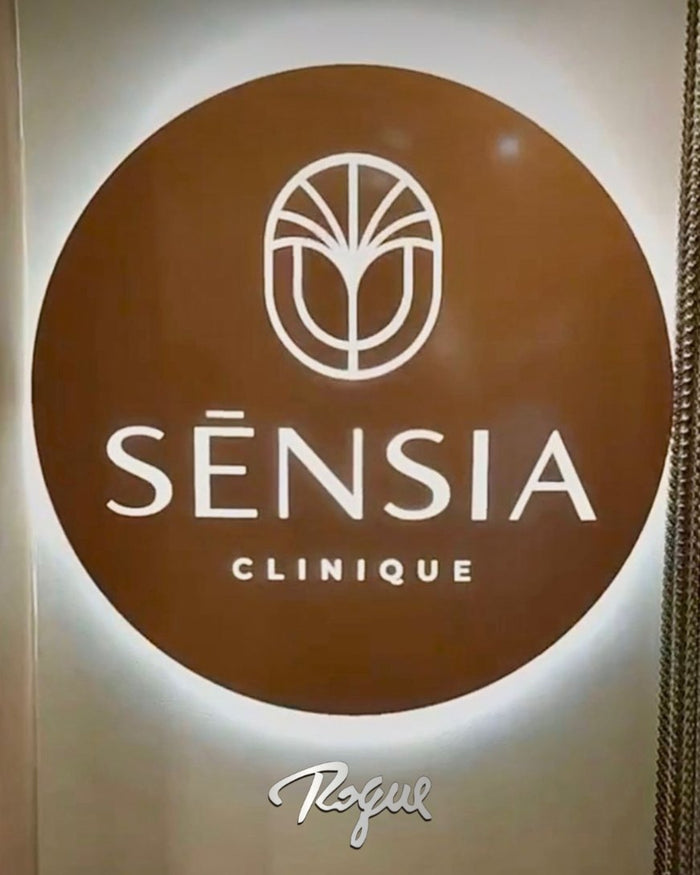 Sēnsia Clinique: Luminoso em aço galvanizado com pintura automotiva e iluminação em efeito sanca.