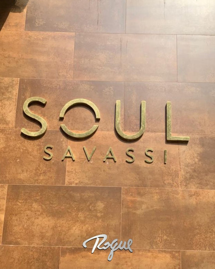 Soul Savassi: Letreiro em latão dourado com escovado fino para condomínio residencial.