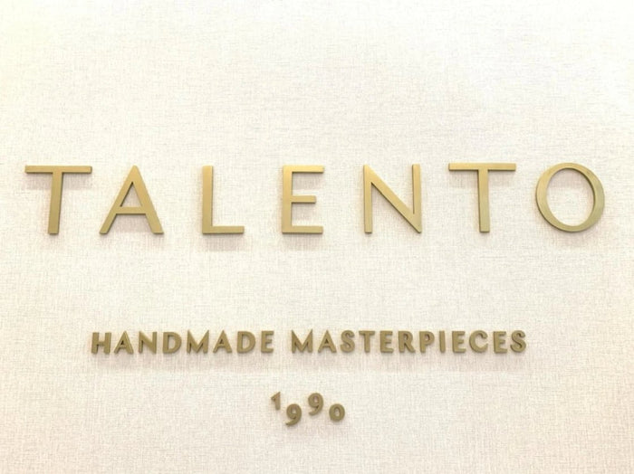 Talento: Letreiro em acrílico com face em latão dourado.
