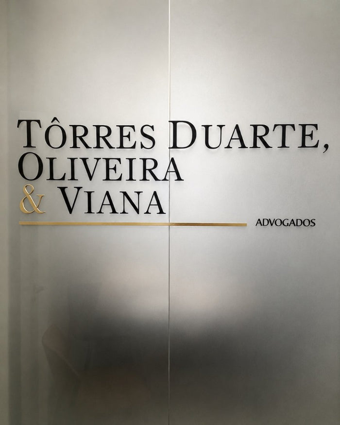 Tôrres Duarte, Oliveira & Viana Advogados: Letreiro em alto relevo de acrílico 8 mm, cortado a laser.
