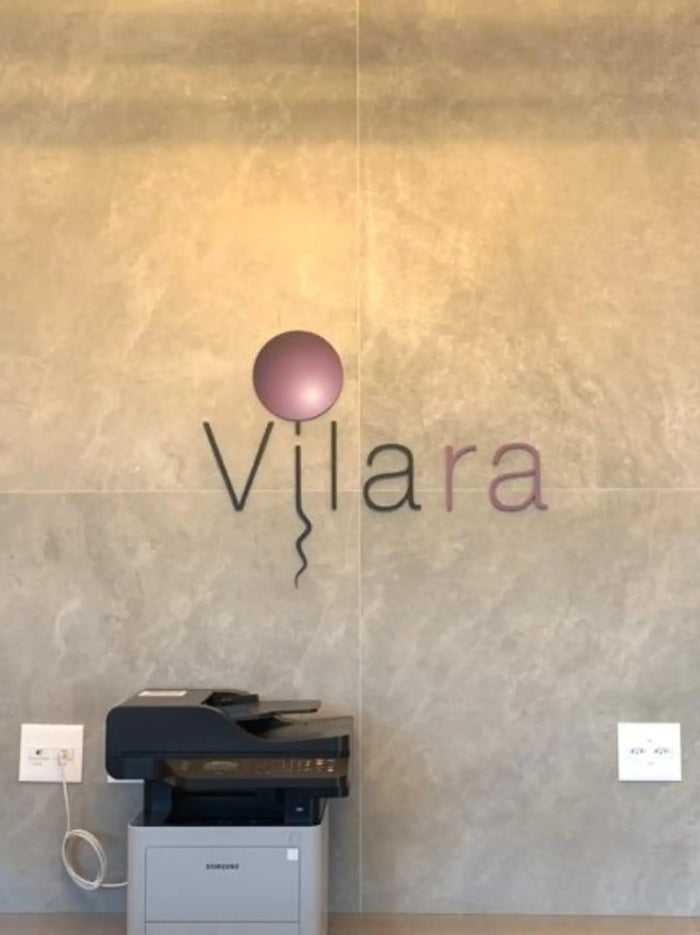 Vilara: Logo em alto relevo aplicada direto na parede, com a cor fiel à marca.