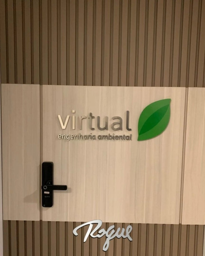 Virtual Engenharia Ambiental: Letreiro em aço inox, com letras menores em acrílico com face em inox.